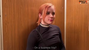 Встретил в подъезде замужнею соседку и трахнул в ее квартире ПОР