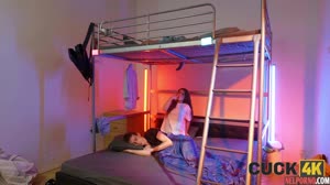 Девушка успела изменить своему боифренду в хостеле - Порно онлаи