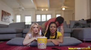 Парень развлекается подругу и знакомую мулатку межрасовым гр