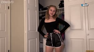 Я трахаю сестрицу в ее комнате пока все в доме спят